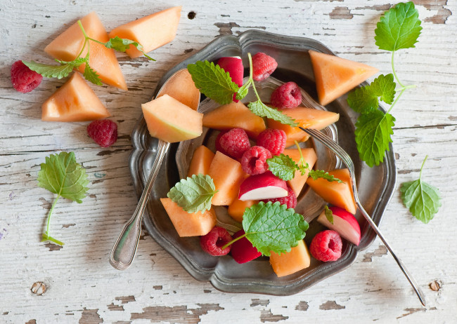 Обои картинки фото еда, фрукты,  ягоды, фруктовый, салат, ягоды, малина, персики