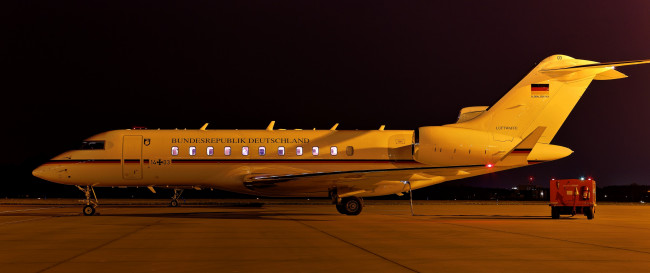 Обои картинки фото merkel force three, авиация, пассажирские самолёты, стоянка, аэропорт, ночь, лайнер