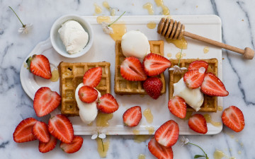 Картинка еда блины +оладьи вафли клубника ягоды мёд десерт