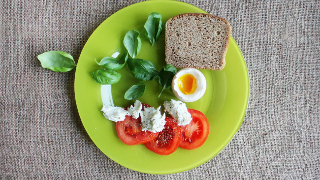 Обои картинки фото еда, разное, базилик, яйцо, вкрутую, хлеб, помидоры, сыр