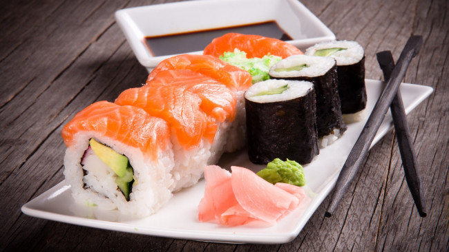 Обои картинки фото еда, рыба,  морепродукты,  суши,  роллы, имбирь, соус, роллы