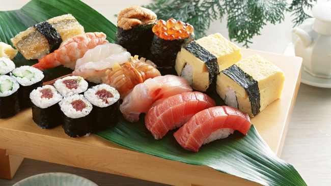 Обои картинки фото еда, рыба,  морепродукты,  суши,  роллы, креветки, роллы, икра