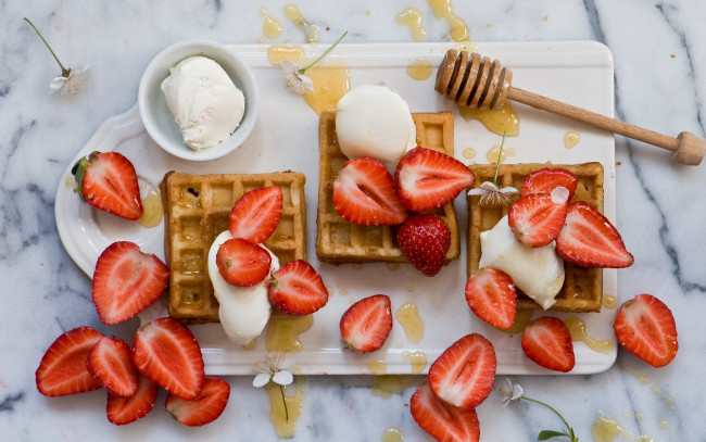 Обои картинки фото еда, блины,  оладьи, вафли, клубника, ягоды, мёд, десерт