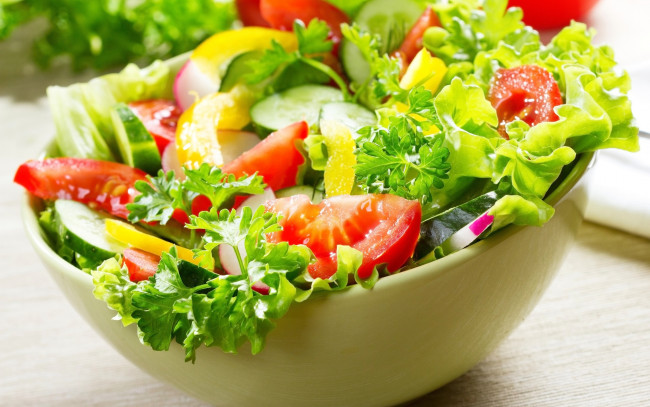 Обои картинки фото еда, салаты,  закуски, петрушка, помидоры, огурцы, салат, зеленый