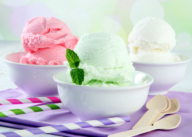 Обои картинки фото еда, мороженое,  десерты, мята, лакомство, ванильное, фисташковое, клубничное