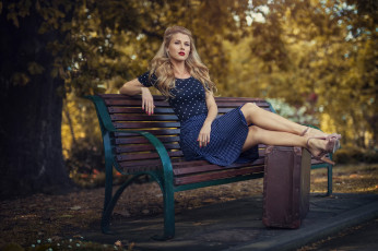 Картинка девушка девушки -unsort+ брюнетки +шатенки скамейка чемодан природа высокий+каблук красивые+ножки платье босоножки блондинка красивая
