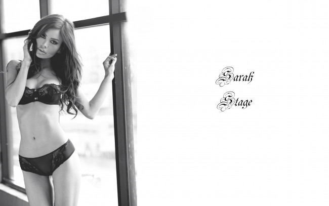 Обои картинки фото девушки, sarah stage, окно, модель, сара, стейдж, белье, черно-белая