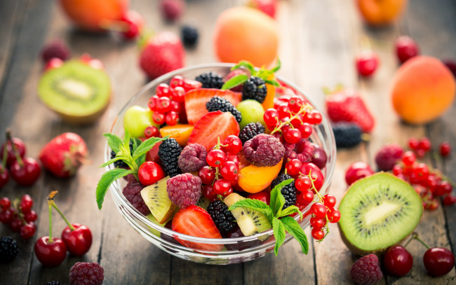 Обои картинки фото еда, фрукты,  ягоды, ягоды, малина, киви, клубника, смородина, салат, dessert, fruit, salad