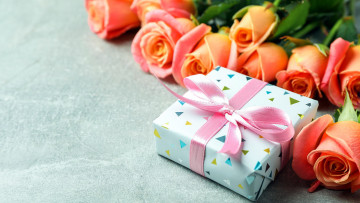 Картинка праздничные подарки+и+коробочки розы бутоны подарок лента бант