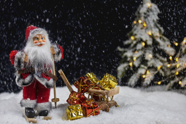 Обои картинки фото праздничные, дед мороз,  санта клаус, игрушечный, санта, елка, подарки