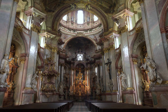 Картинка церковь святого николая прага интерьер убранство роспись храма статуи позолота колонны