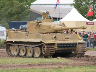 Картинка техника военная+техника люди флаги крест немецкий танк тигр выставка поле