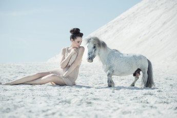 Картинка девушки -unsort+ брюнетки +шатенки пони коняжка лошадка песок