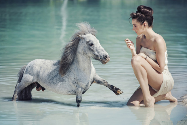 Обои картинки фото девушки, -unsort , брюнетки,  шатенки, пони, коняжка, лошадка, настроение, вода