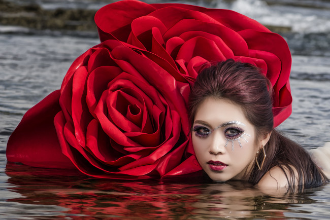 Обои картинки фото девушки, -unsort , азиатки, азиатка, лицо, взгляд, макияж, розы, цветы, вода