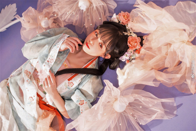 Обои картинки фото девушки, - азиатки, кимоно, цветы