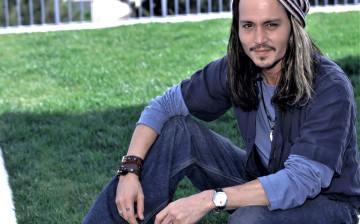 Картинка мужчины johnny+depp актер шапка рубашка джинсы лужайка