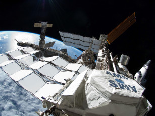 Картинка космос космические корабли станции союз шаттл земля мкс