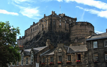 обоя edinburgh, castle, города, эдинбург, шотландия, замок, холм, дома, город, башни, крепостные, стены