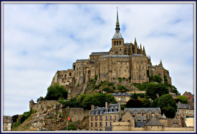 Обои картинки фото mont, saint, michel, unesco, world, heritage, города, крепость, мон, сен, мишель, франция, город, дома, холм, замок, крепостные, стены, башни