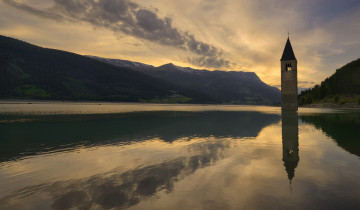 Картинка природа реки озера италия горы озеро часовня вечер закат