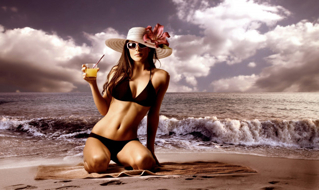 Обои картинки фото девушки, -unsort , брюнетки,  шатенки, сок, очки, шляпа, купальник, девушка, море, пляж