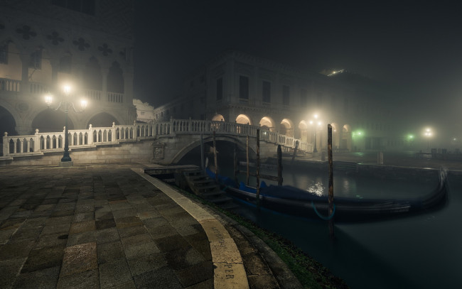 Обои картинки фото города, венеция , италия, venezia, bridge, gondolas, lamps, night
