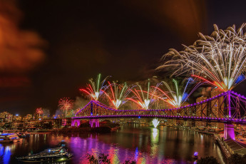 Картинка австралия разное салюты +фейерверки водоем мост иллюминация катер здания ночь
