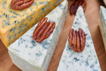 Картинка еда сырные+изделия треугольник кусок орехи сыр