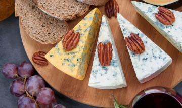 Картинка еда сырные+изделия сыр орехи хлеб виноград зелень инжир