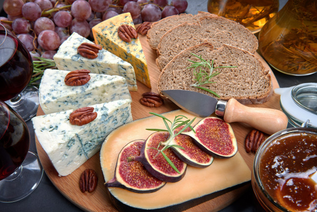 Обои картинки фото еда, сырные изделия, хлеб, сыр, инжир, виноград, орехи, зелень