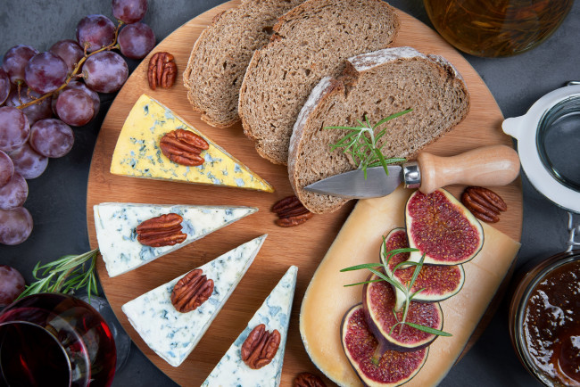Обои картинки фото еда, сырные изделия, хлеб, виноград, орехи, сыр, инжир, зелень