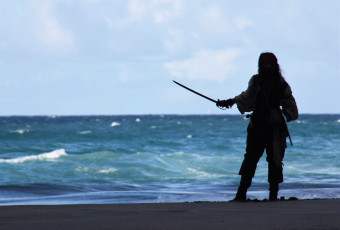 обоя кино фильмы, pirates of the caribbean 4,  on stranger tides, пиратка, шпага, море