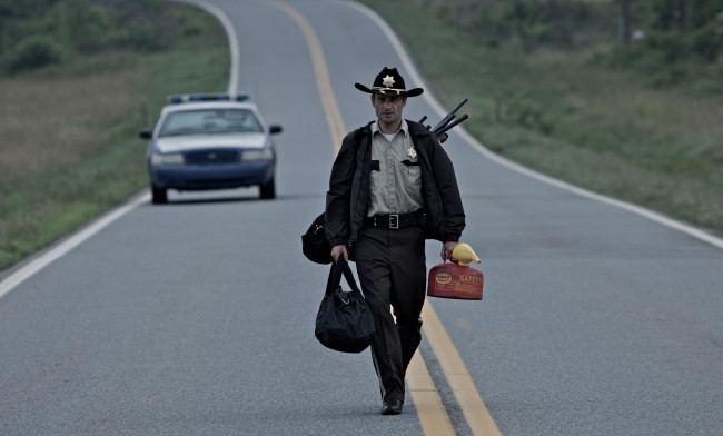 Обои картинки фото кино фильмы, the walking dead, полицейский, сумки, машина, дорога
