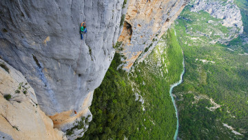 Картинка спорт экстрим скала река альпинист высота лес