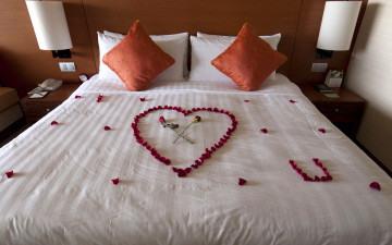 Картинка интерьер спальня цветы розы лепестки кровать подушки