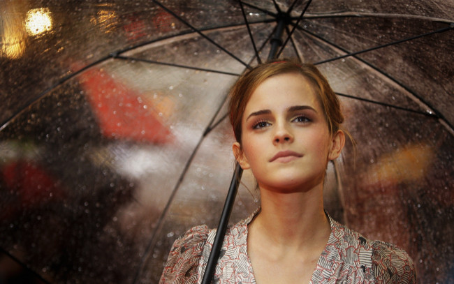Обои картинки фото Emma Watson, девушки, зонт, дождь