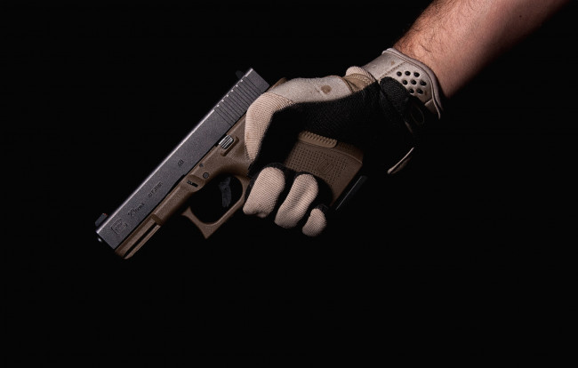 Обои картинки фото оружие, пистолеты, ствол, перчатка, рука