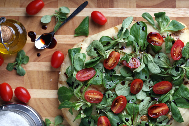 Обои картинки фото еда, пицца, помидоры, чери, базилик, бальзамический, уксус