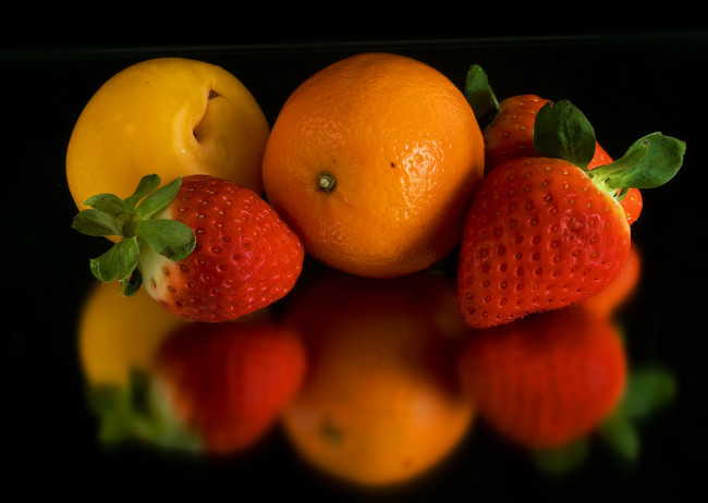 Обои картинки фото еда, фрукты,  ягоды, апельсин, слива, клубника