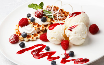 Картинка еда мороженое +десерты blueberry raspberry ice cream sweets ягоды сладкое десерт малина черника вафля сервировка варенье крем