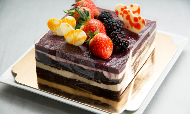 Обои картинки фото еда, торты, ежевика, торт, сердце, пирожное, ягоды, сладкое, клубника