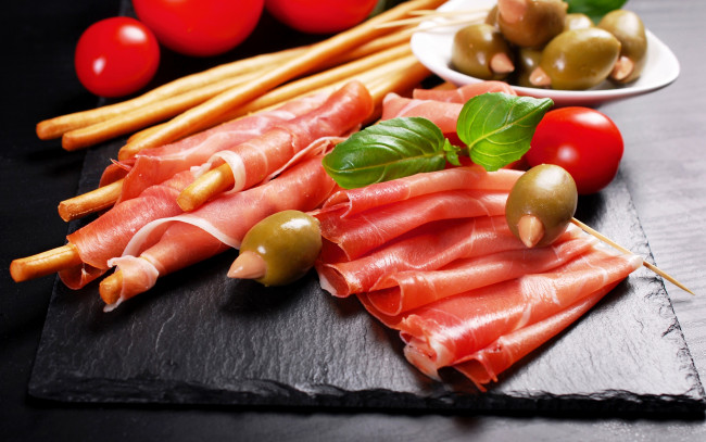 Обои картинки фото еда, колбасные изделия, tomato, olives, бекон, нарезка, помидоры, оливки, bacon