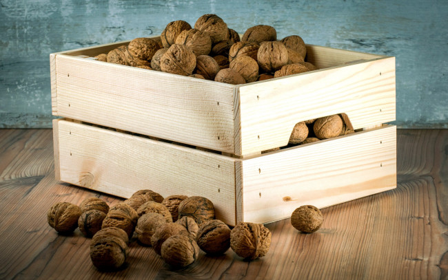Обои картинки фото еда, орехи,  каштаны,  какао-бобы, деревянный, ящик, грецкие