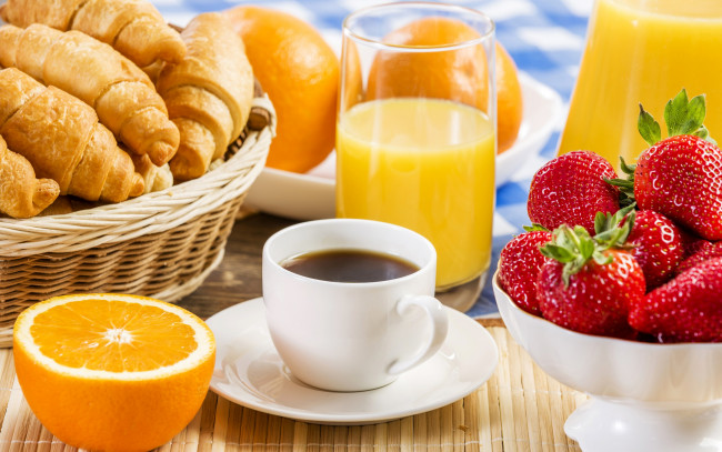 Обои картинки фото еда, разное, orange, strawberry, croissant, juice, coffee, апельсины, выпечка, клубника, круассаны, сок, кофе