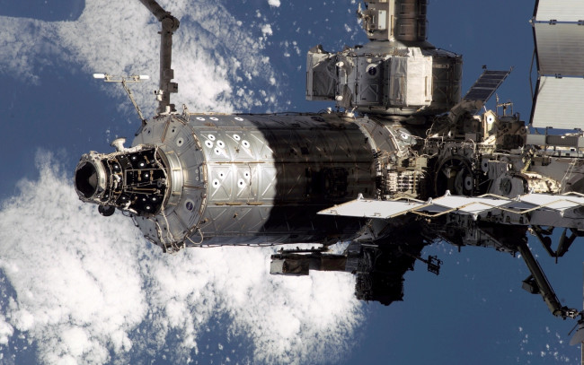 Обои картинки фото космос, космические корабли,  космические станции, станция, облака, поверхность, земля