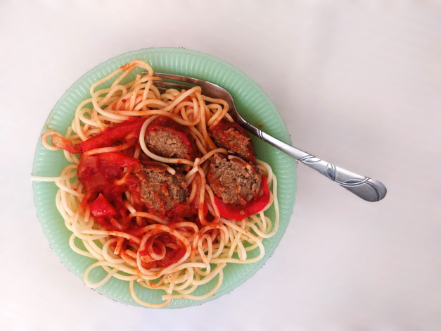 Обои картинки фото еда, макароны,  макаронные блюда, спагетти, паста, соус, тефтели