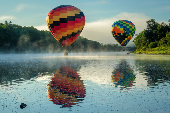 Обои картинки фото авиация, воздушные шары дирижабли, река, воздушные, шары, туман