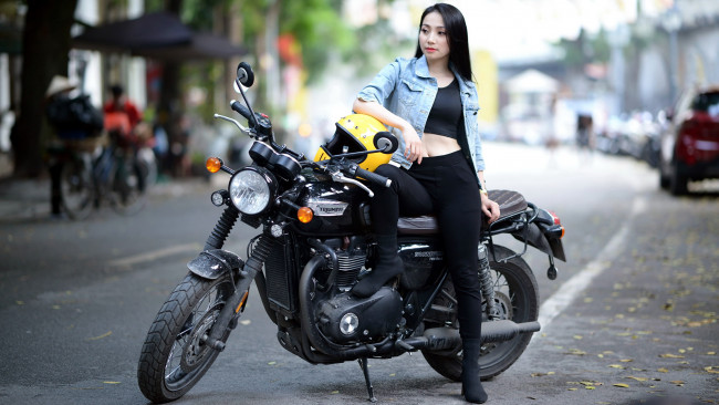 Обои картинки фото мотоциклы, мото с девушкой, девушка, мотоцикл, поза