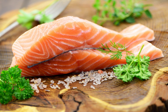 Обои картинки фото еда, рыба,  морепродукты,  суши,  роллы, форель, свежая, соль, петрушка